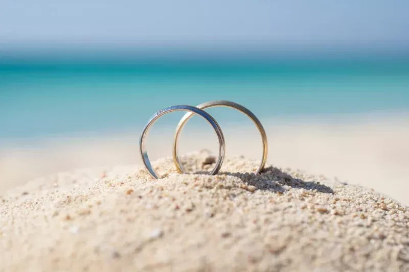 due fedi nuziali sulla spiaggia, viaggio nozze egitto